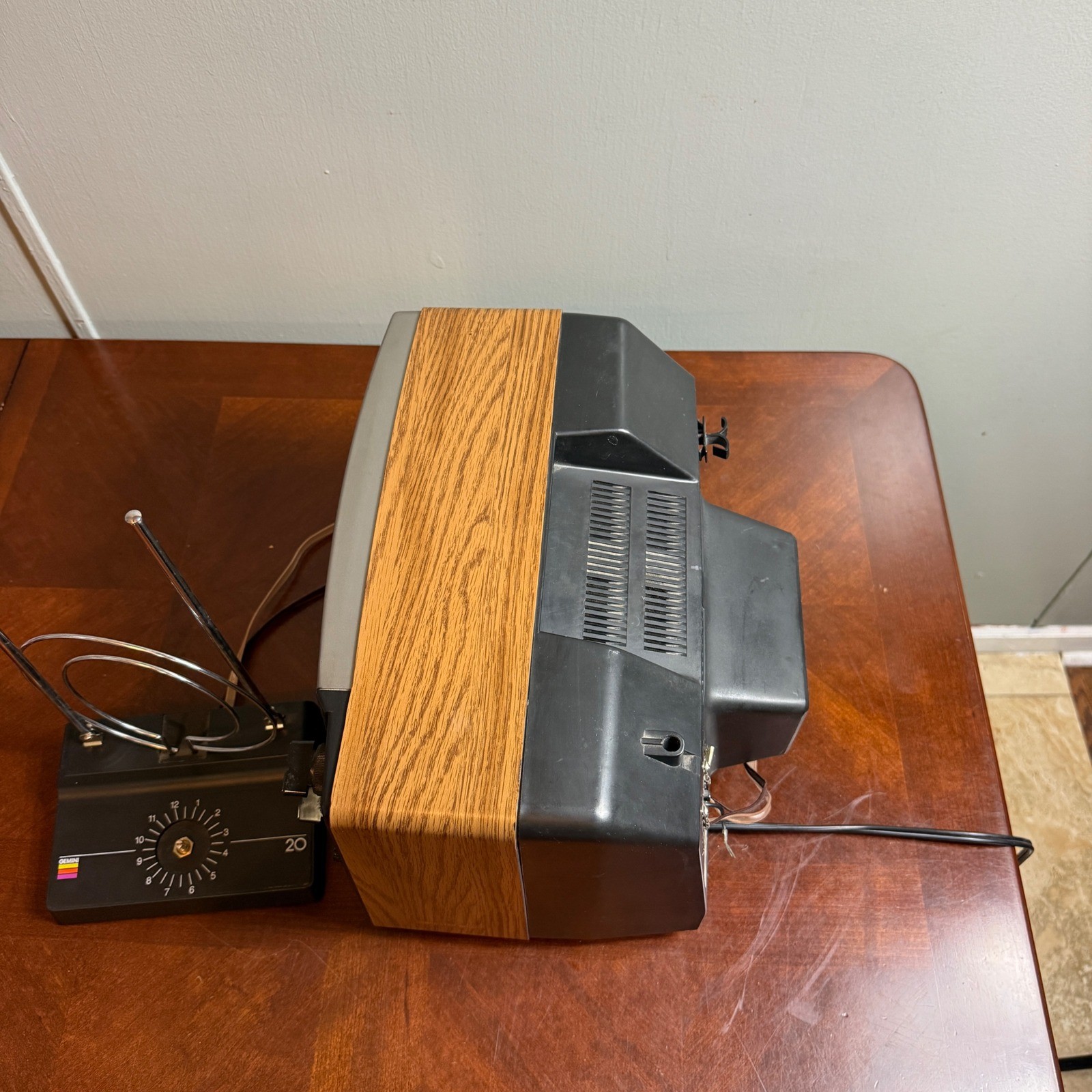 Vintage Magnavox BG3741AK01 CRT TV Retro 1986 Wood Grain Portable Television