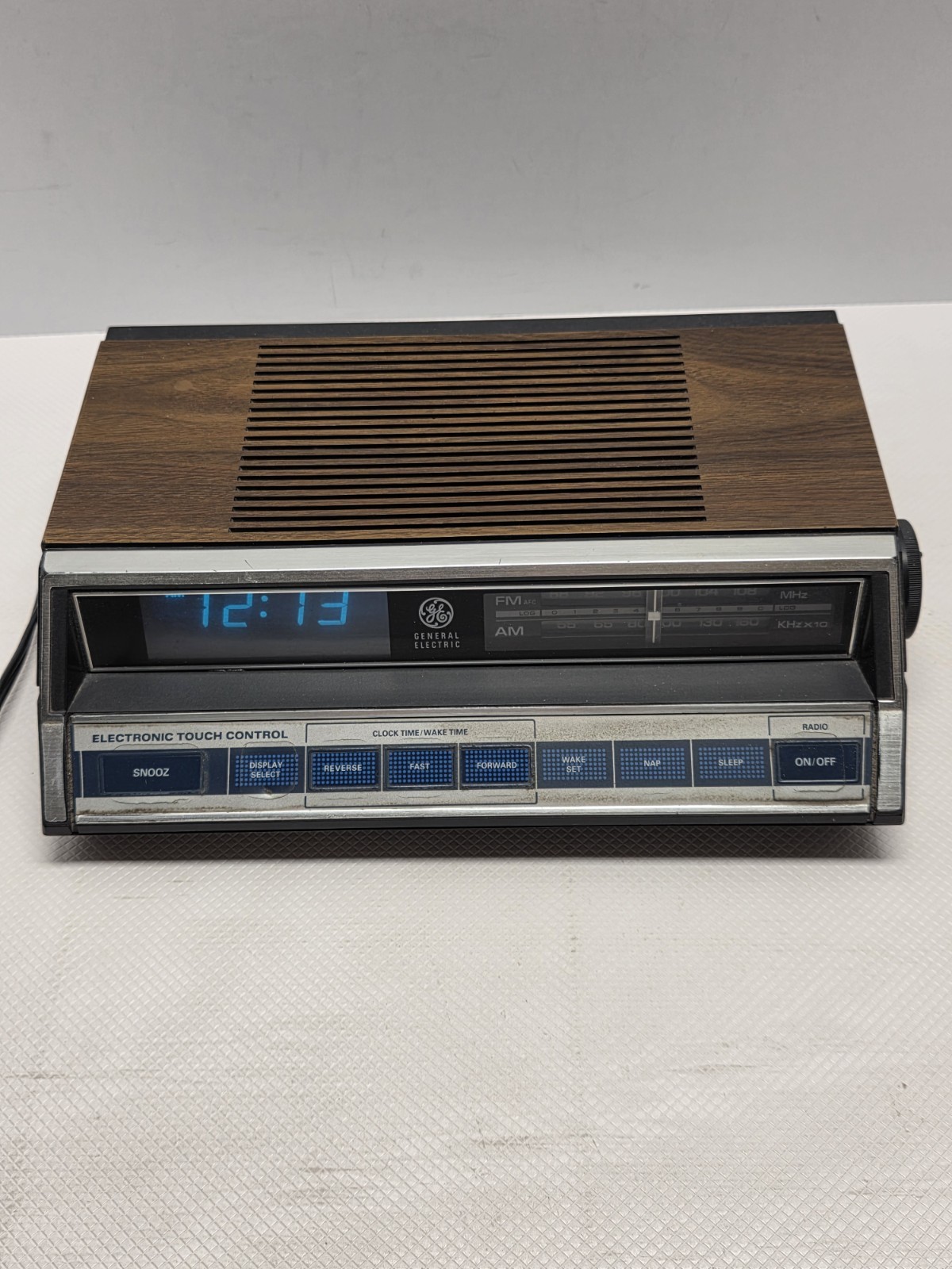 Vintage GE 7-4662B AM FM Clock Radio Electronic Touch Control Woodgrain Alarm