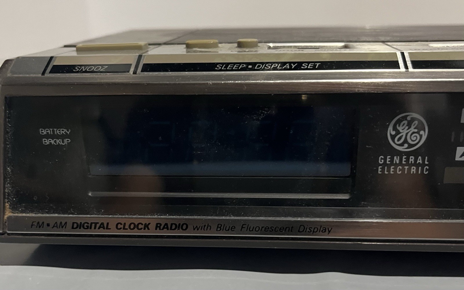General Electric GE 7-4646A Digital AM/FM Radio Alarm Clock Wood Grain