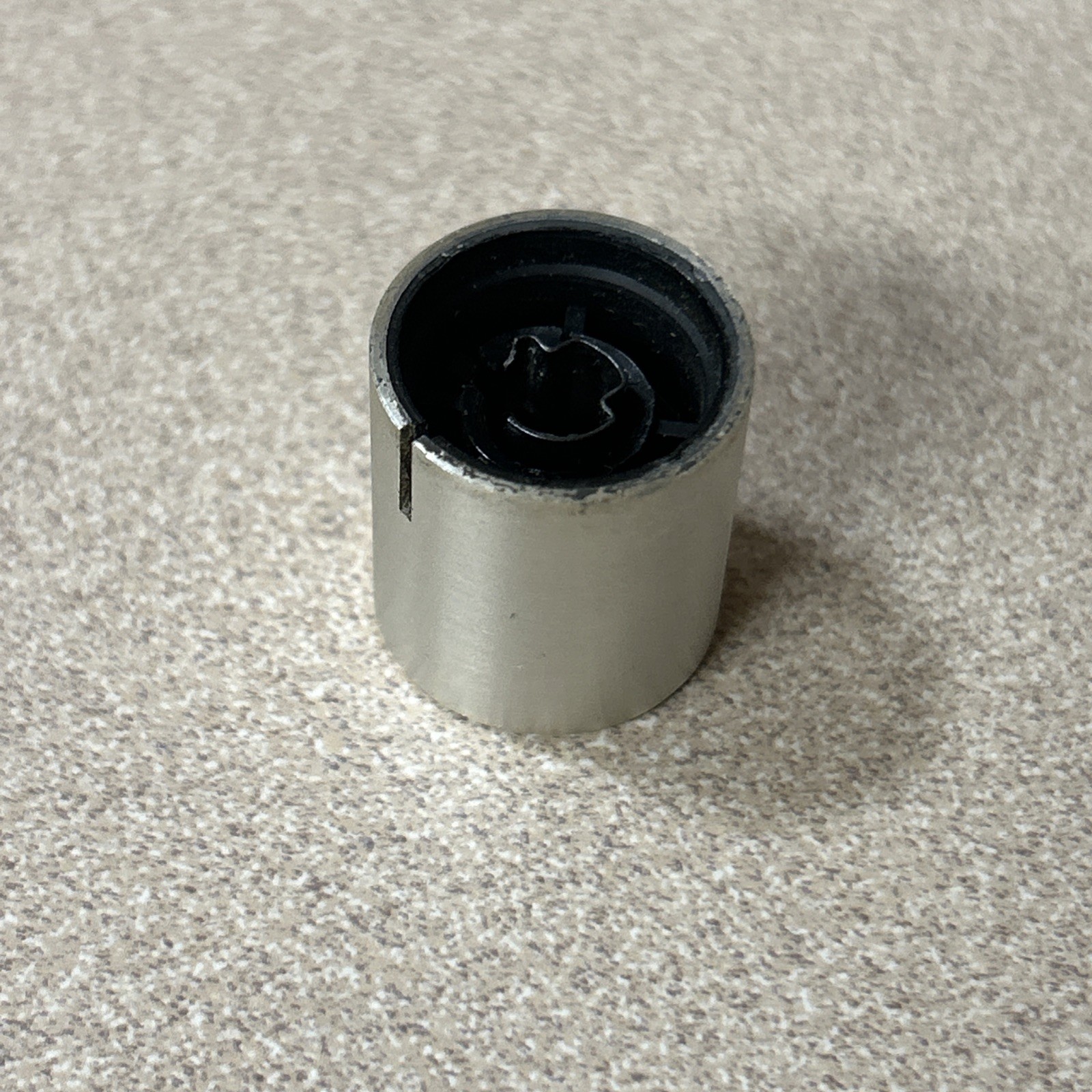Bose 1801 Amp Knob Original – 1 knob – Cracked plastic inner housing