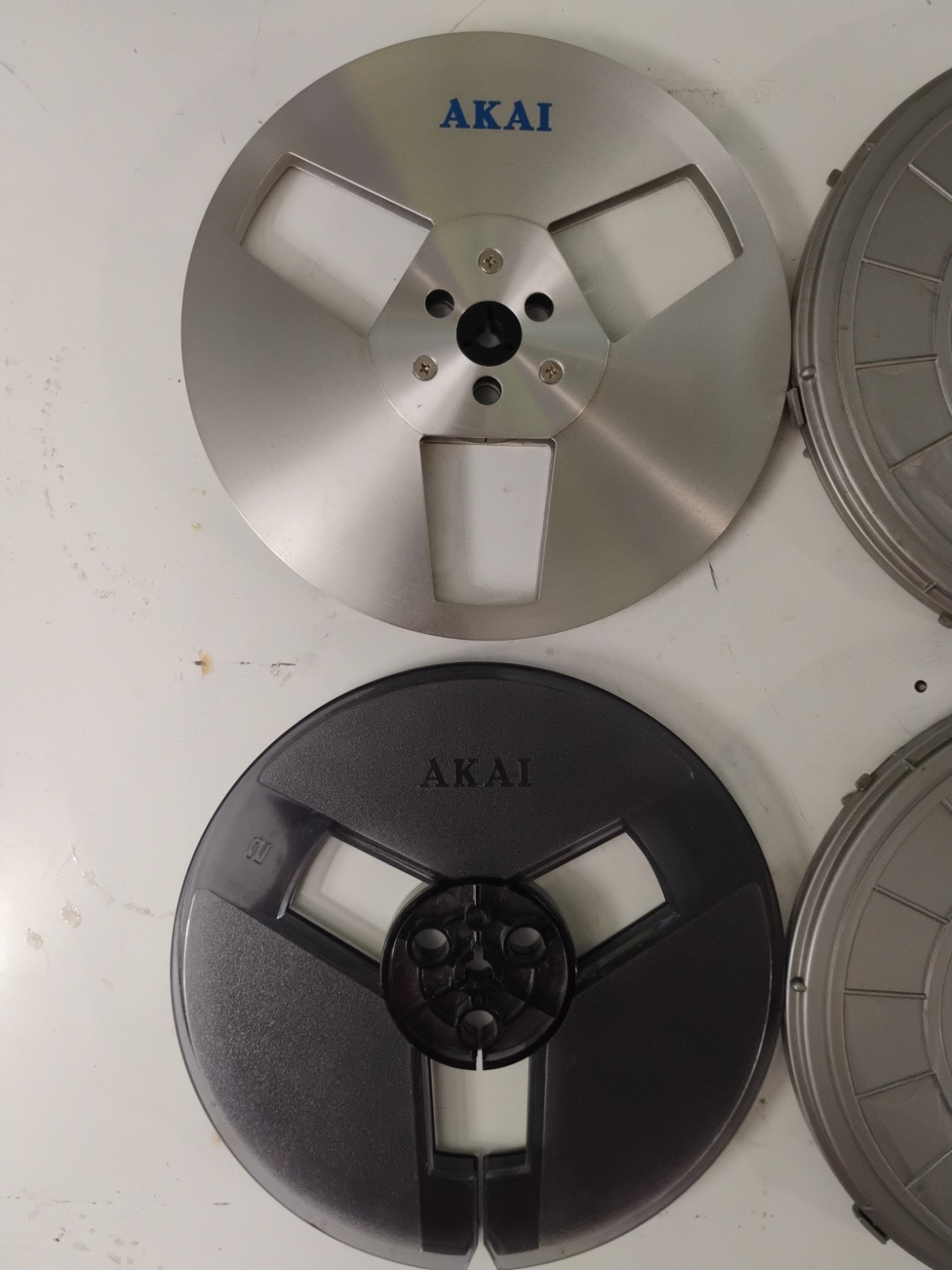 Lot of 2 Vintage Akai Metal & Plastic Reel To Reel Tape Take-Up 7″ 1/4″ W/ Cases