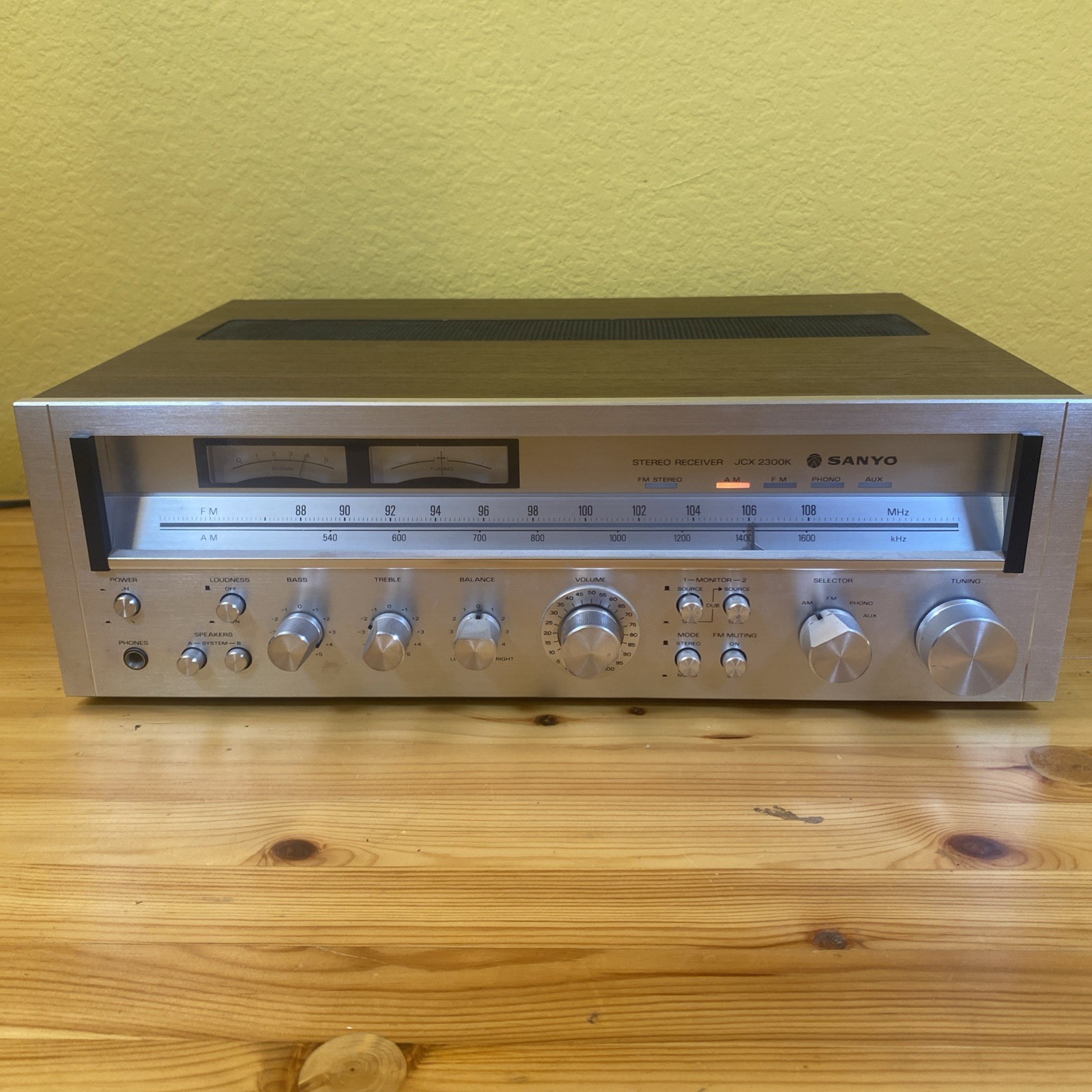 Vintage Sanyo JCX-2300K Vintage AM/FM Stereo Receiver Wood Grain Case Tested