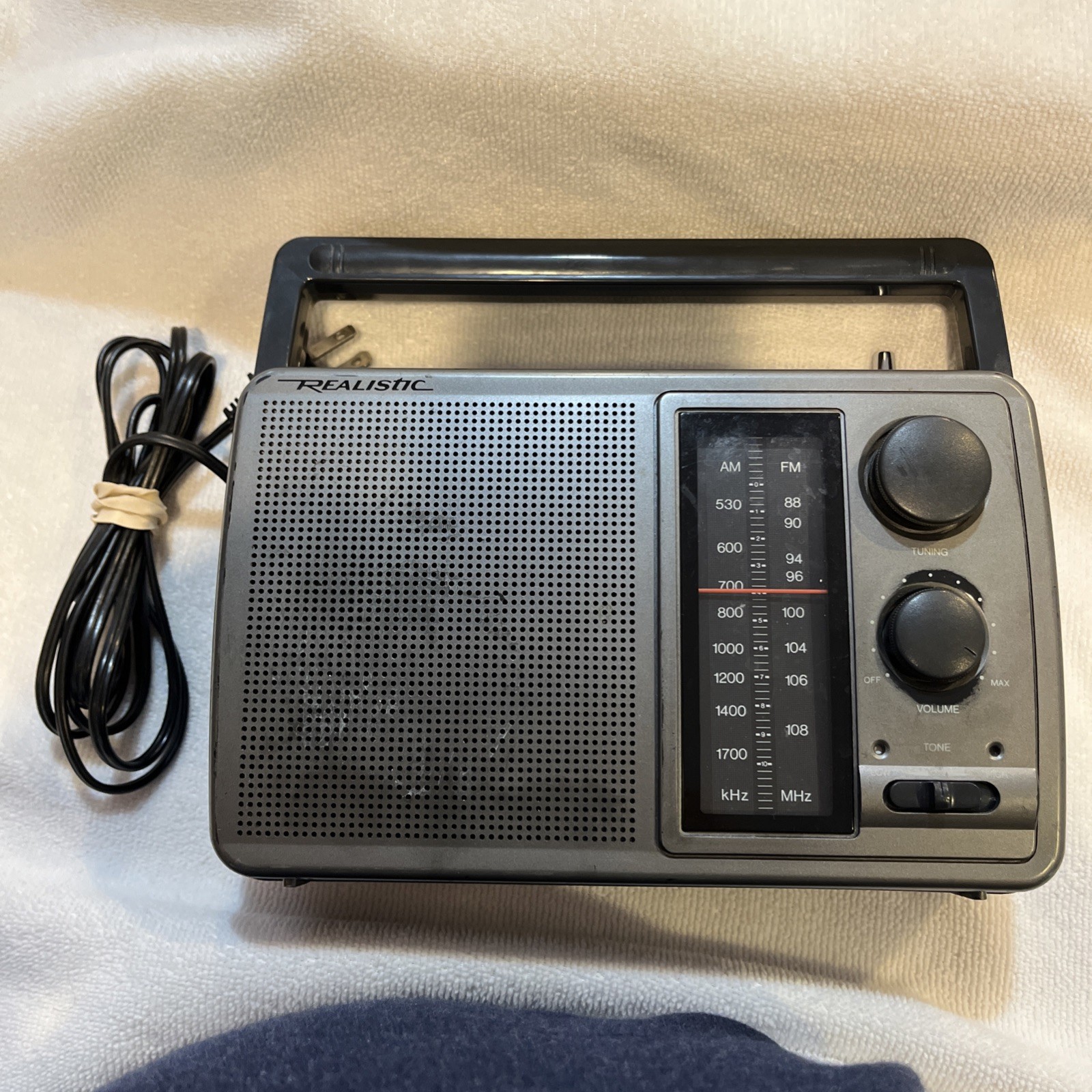 Radio Shack/Realistic AM/FM Portable Radio Receiver Model 12-726