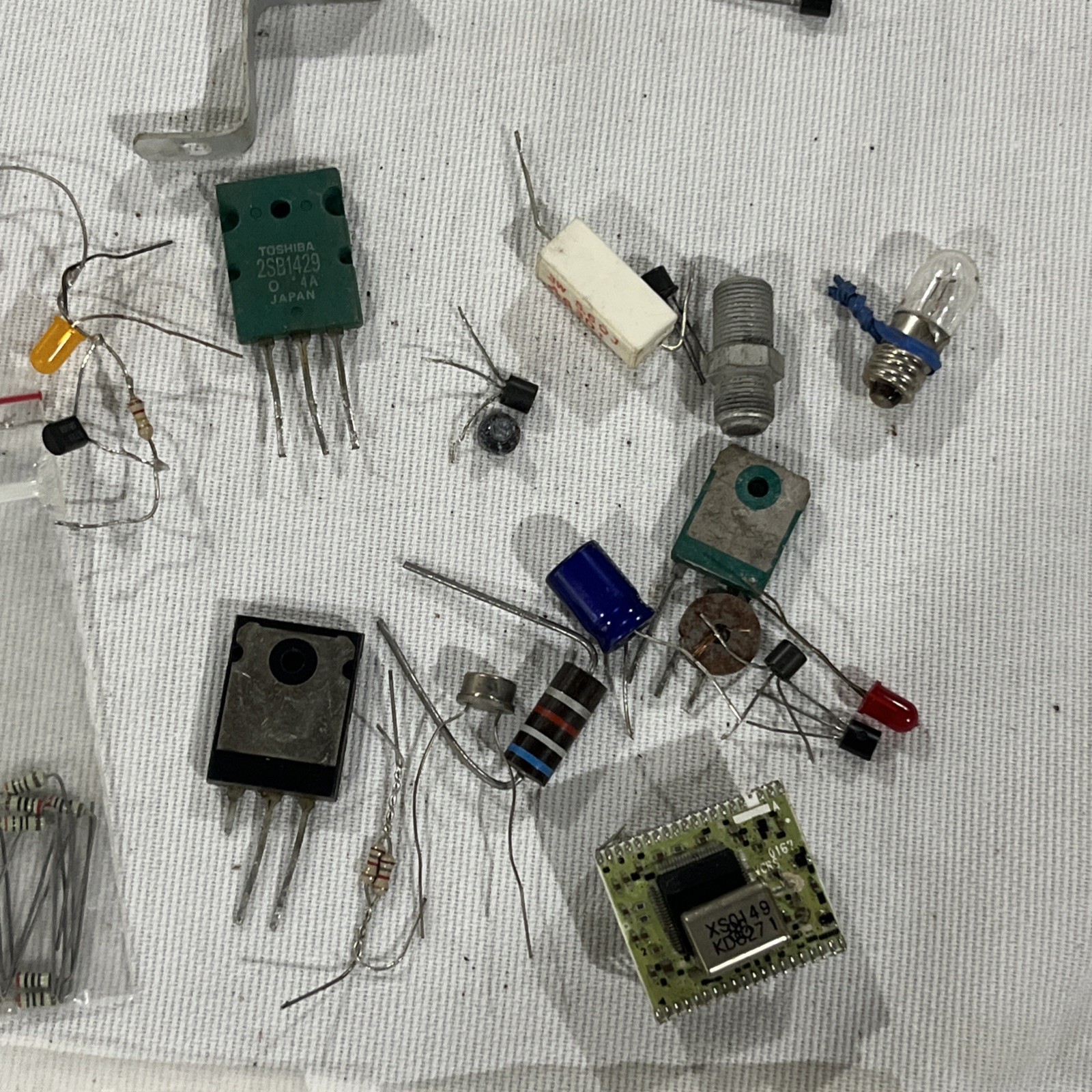 Vintage Mixed Lot Of Electronic Components Resistors Capacitors Transistors TV
