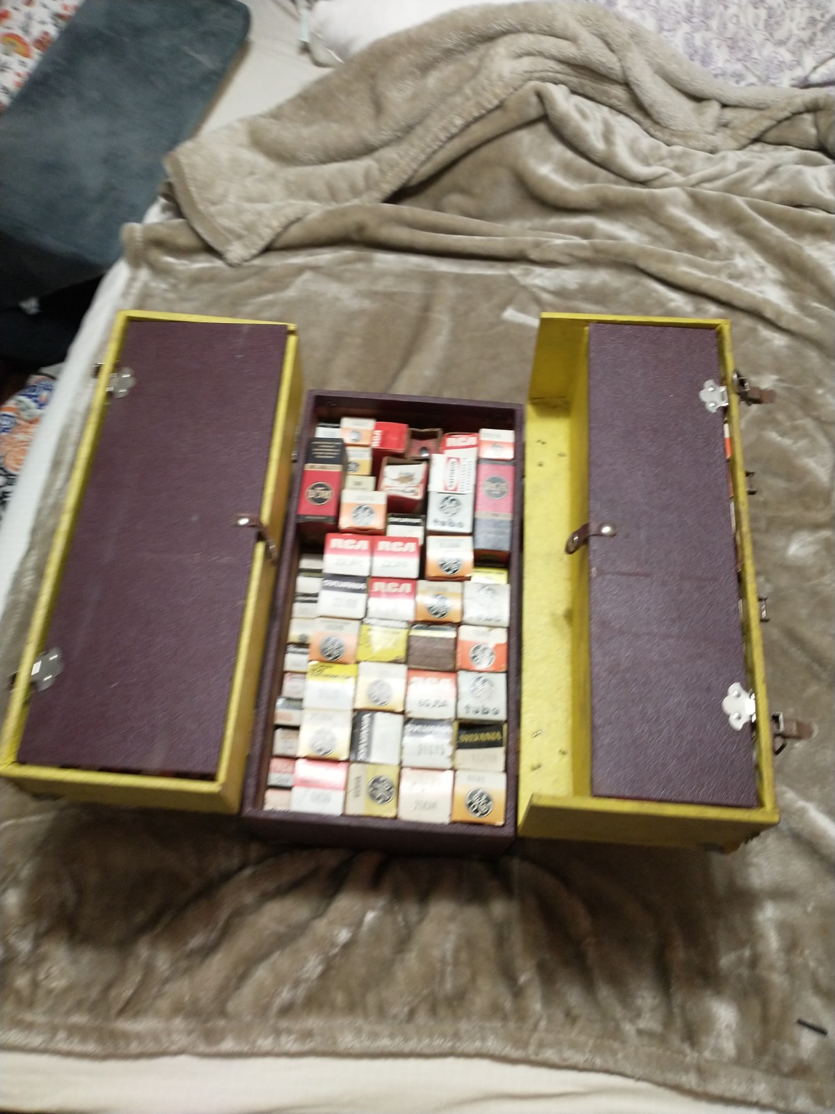 Amp-Radio Tubes- Traveling Sales Man Case. Over 140 In Case. Variety Sizes