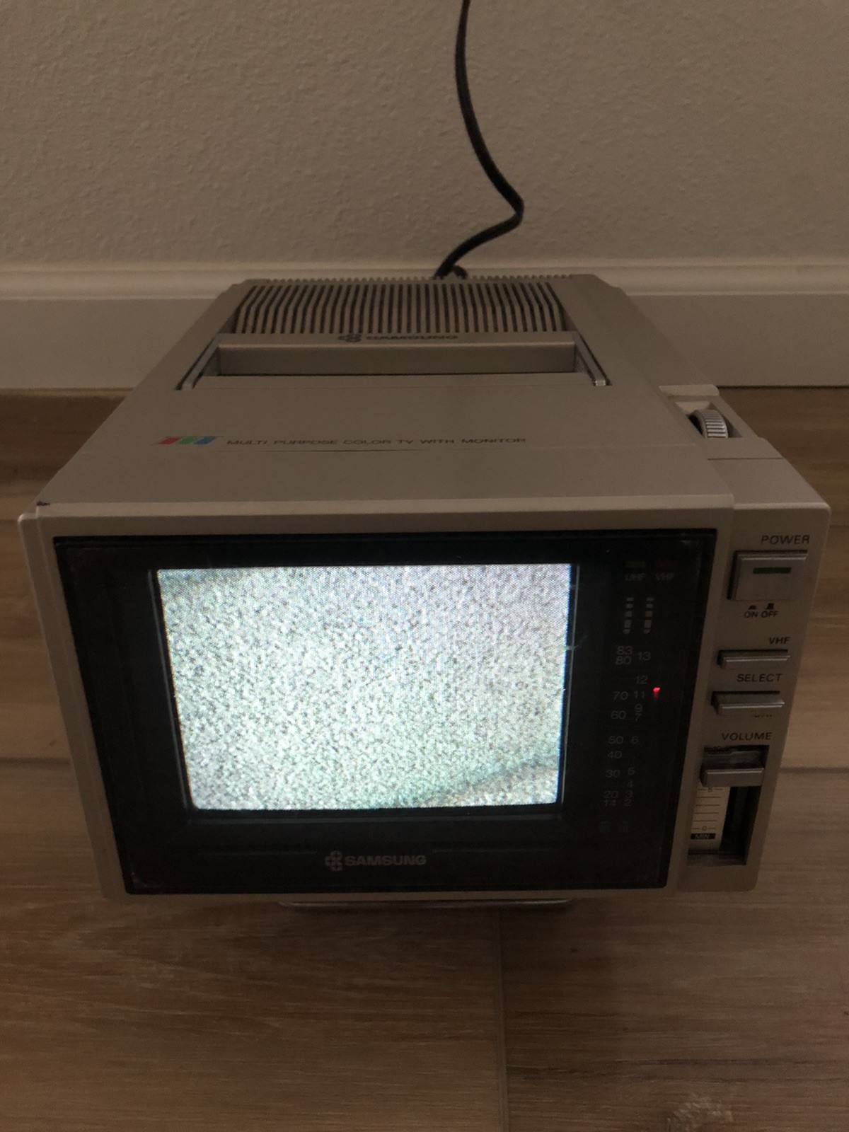 Samsung C5101M TV Vintage Portable TV 1985 Retro Nintendo gaming 5″ Color In Box