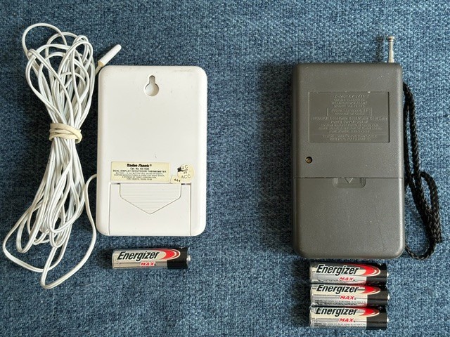 Vtg Realistic/RadioShack Crystal Controlled Weather Radio and in/out thermometer