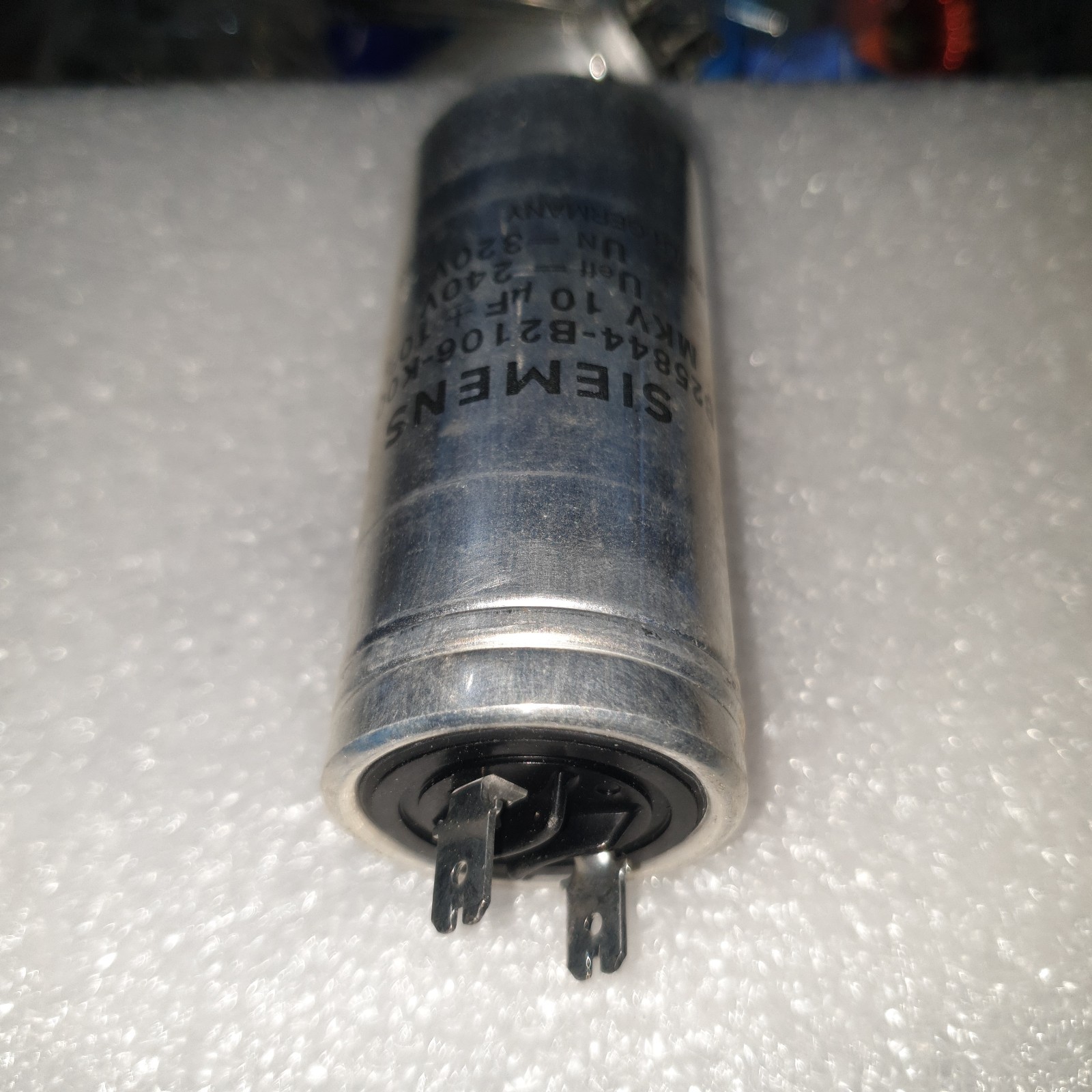 1pc NOS SIEMENS MKV 10uF 240V eff – 320V DC B25844-B2106-K001 CAP FOR AUDIO !
