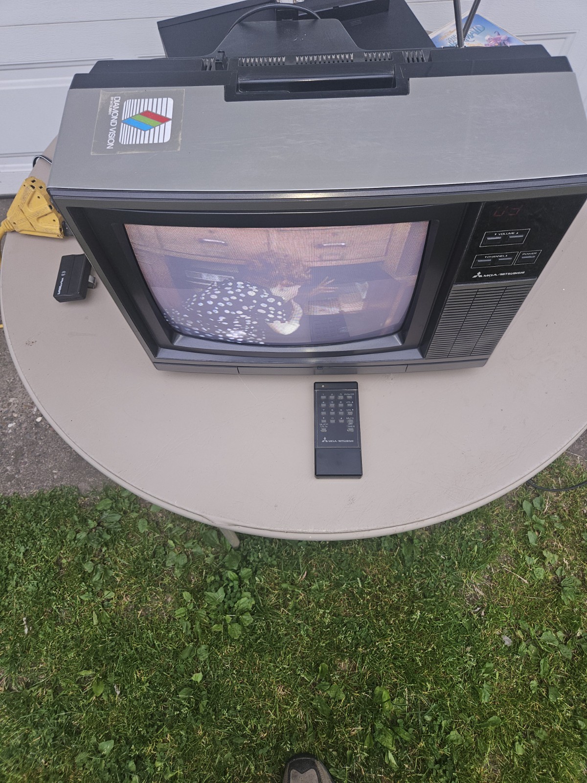 Mitsubishi 13″ CS-1342R TV for Retro Gaming With Antenna Works
