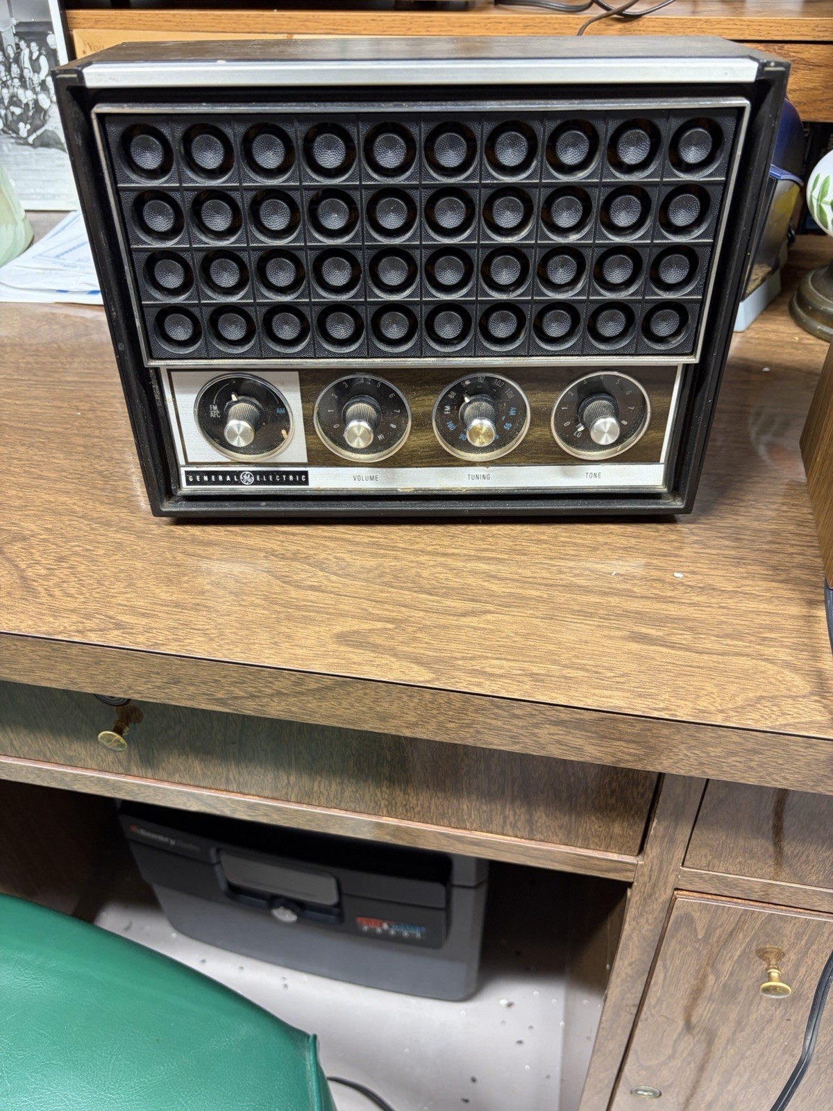 Vintage General Electric AM/FM Table Radio GE T2330 Tested Working original Box