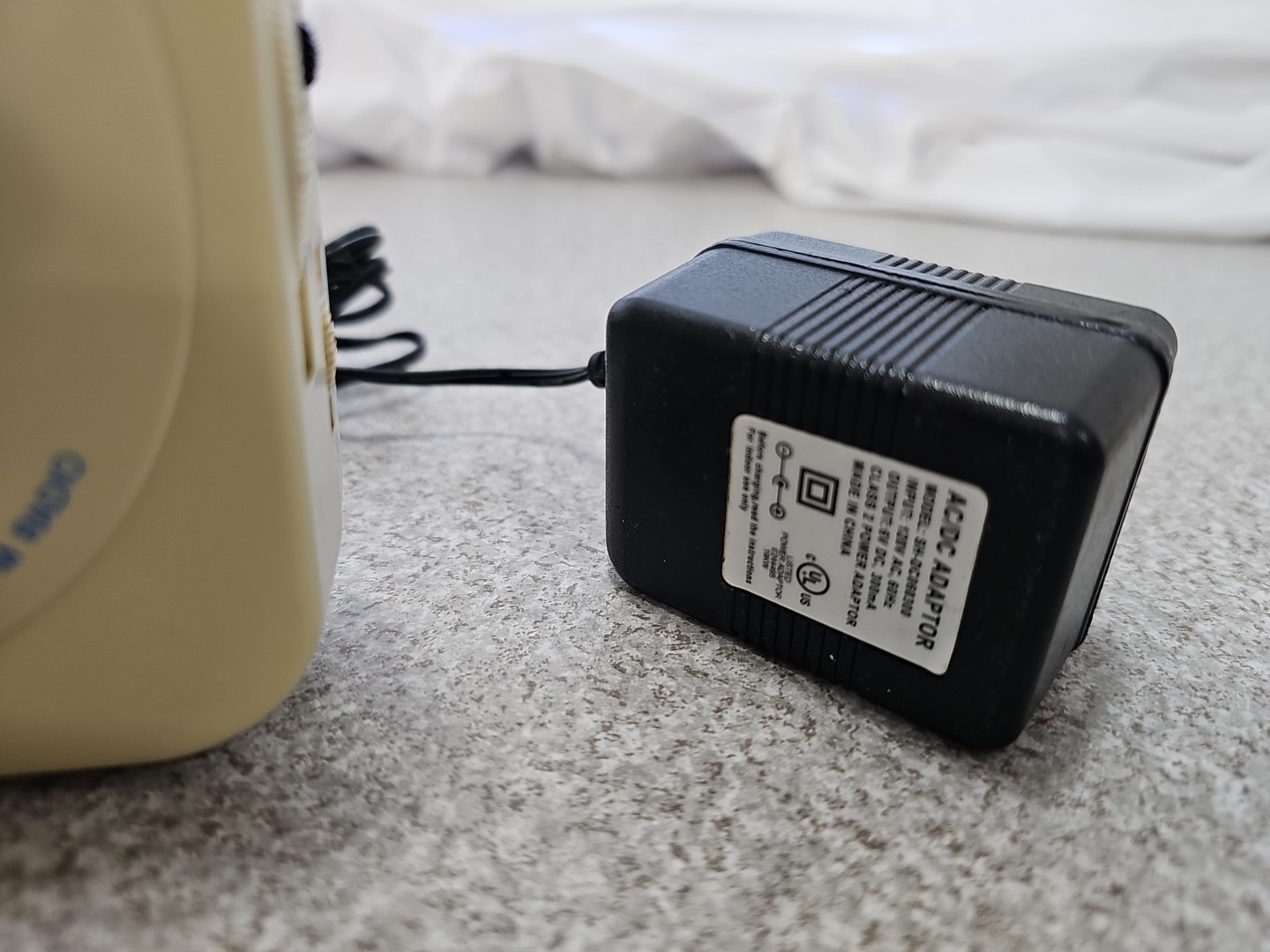 Vintage Soundesign 2204HWT AM FM Portable Radio Color Tunes Retro w/ Adapter…