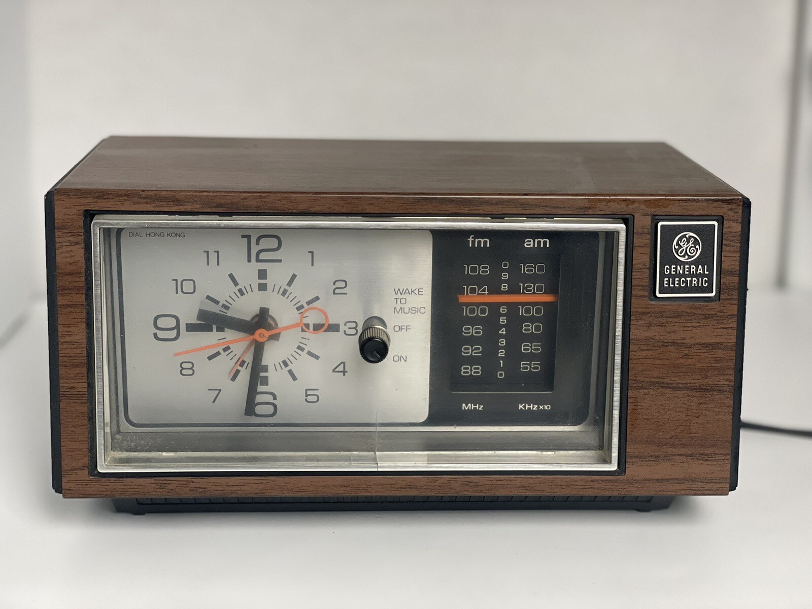 Vintage General Electric GE 7-4550C Walnut Grain Polystyrene Clock Radio Tested