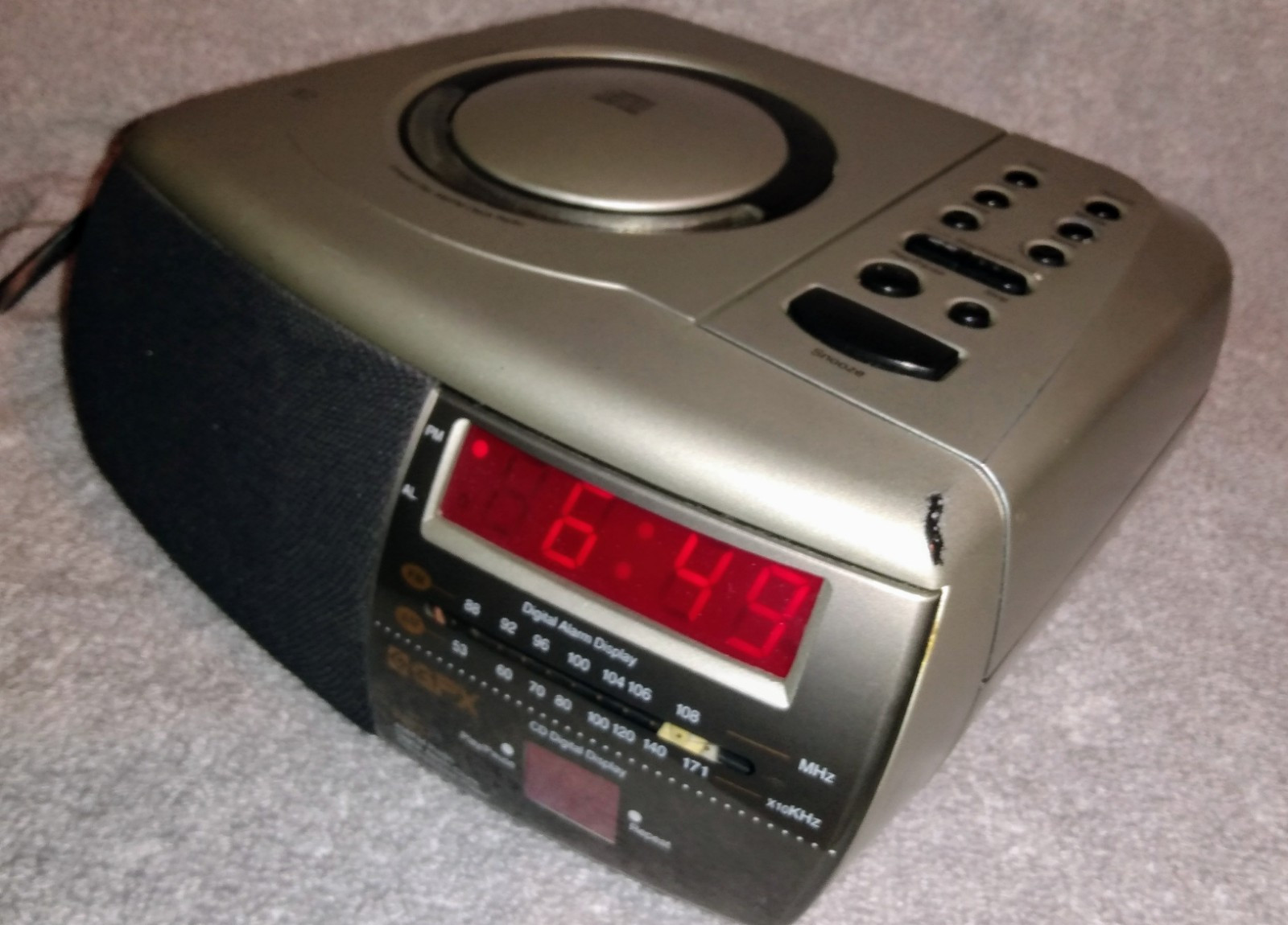 Vintage GPX CD COMPACT DISC AM/FM CLOCK RADIO D-700 SILVER GOOD WORKING COND