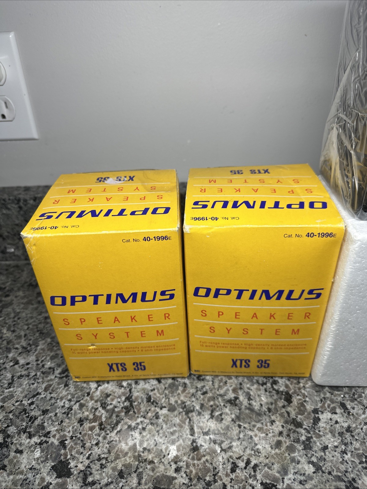 2 REALISTIC Optimus XTS 35 Cat. No 40-1996E Input 8 Ohms 15 Watt SPEAKERS Nos