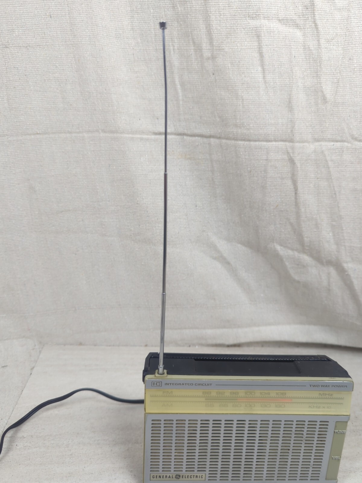 7.5″ General Electric Integrated Circuit AM/FM Radio IC Mod 7-2650A Dual Power