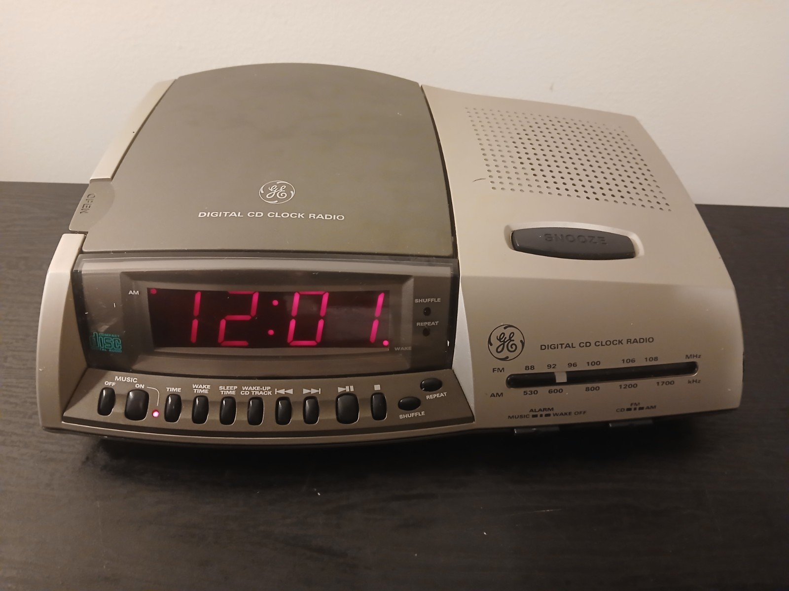 General Electric 7-4895A Rare Vintage Digital CD Player AM/FM Radio Alarm Clock