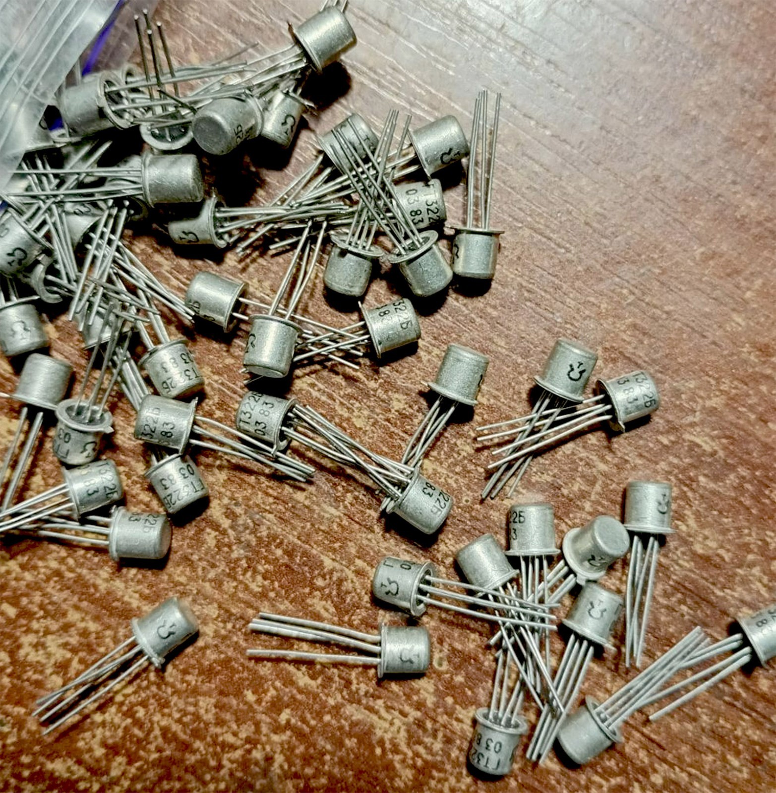 8pcs Germanium Transistors PNP GT322B alt AF117 2N987 2SA104 – Fuzz Face – USSR