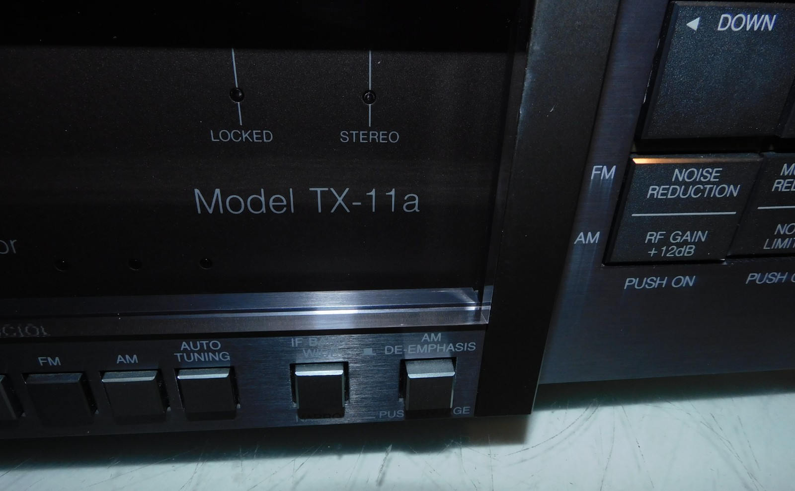 Carver TX-11a Quartz Synthesized AM/FM Stereo Tuner Excellent Working Condition