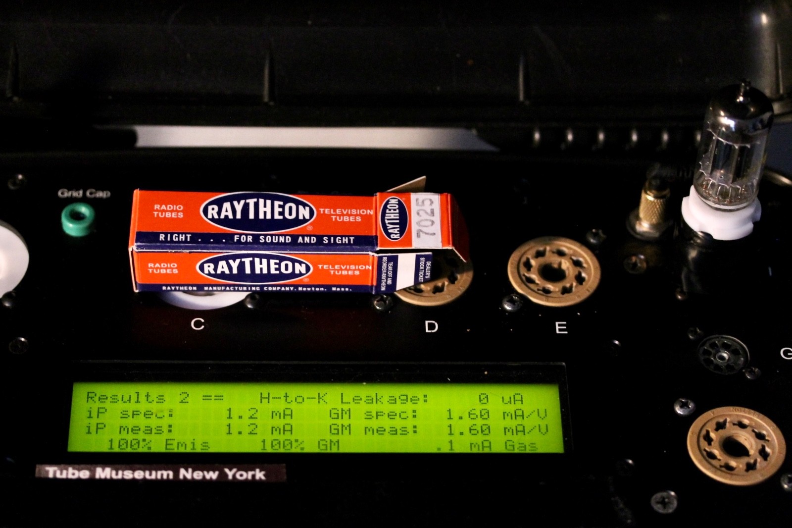 PERFECT 7025 (ECC83 sub) NOS RAYTHEON BLACK-PLATE TUBE USA. 1,600/1,600 D-GETTER