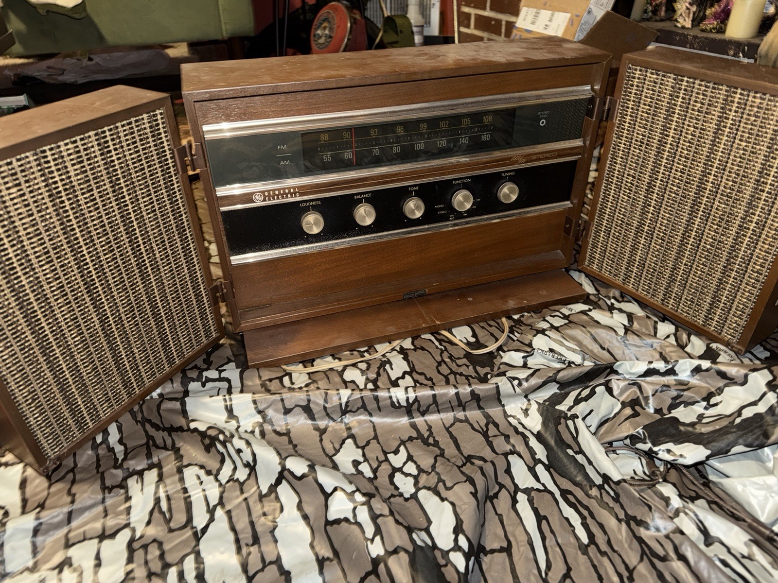 Vintage GE T104OA Walnut 1041A Cherry AM/FM Radio Tested Both Speakers Work Good