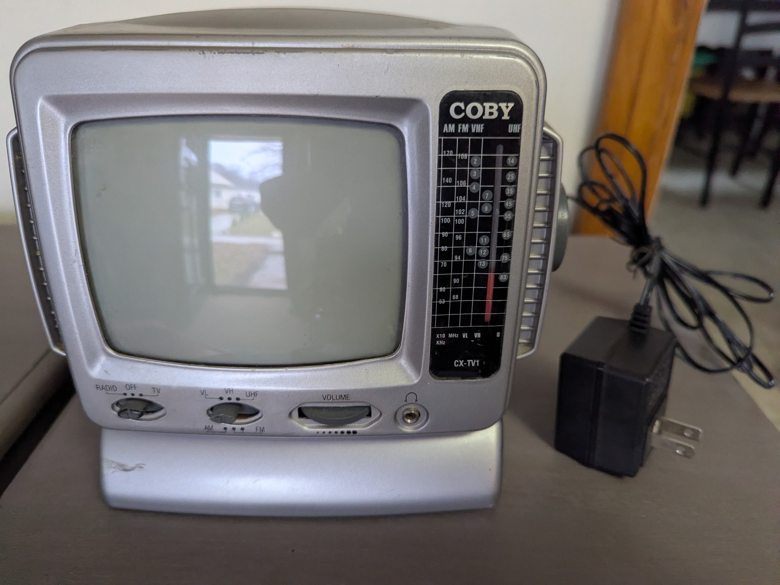 COBY CX-TV1 Portable 5″ Black & White Television w/ CV AM/FM Radio