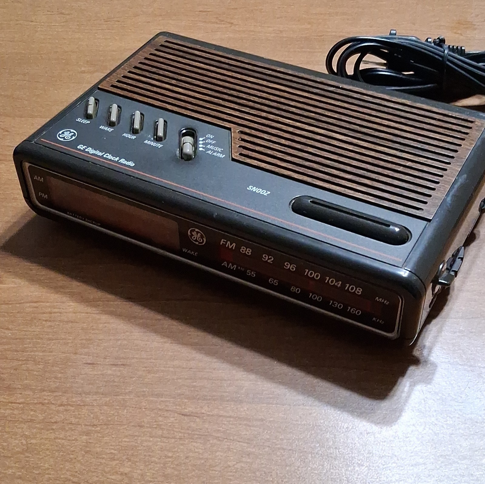 GE Digital AM/FM Clock Radio Wood Grain Model 7-4612B Tested, Works!! Nice!!!
