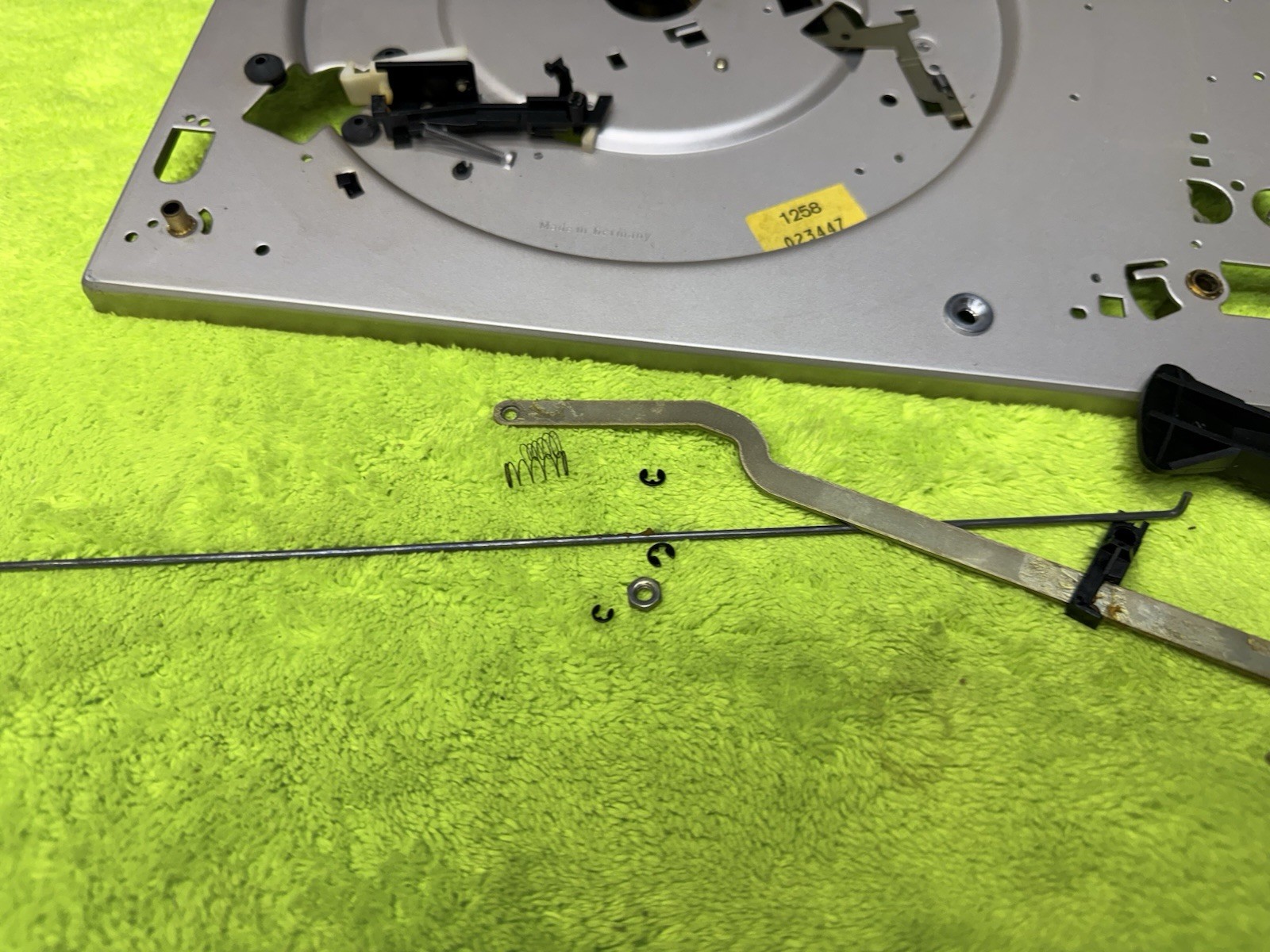 DUAL 1258 TURNTABLE STRIPPED BODY WITH THE MECHANICAL PARTS YOU SEE IN PICS ONLY