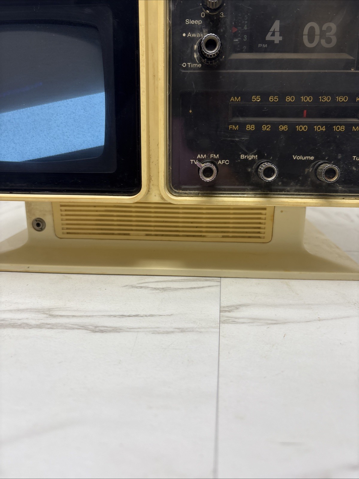 Rare 1974 RCA AT 059Y “ELVIS ” “LUNAR 1” AM/FM/Television/Clock- Tested