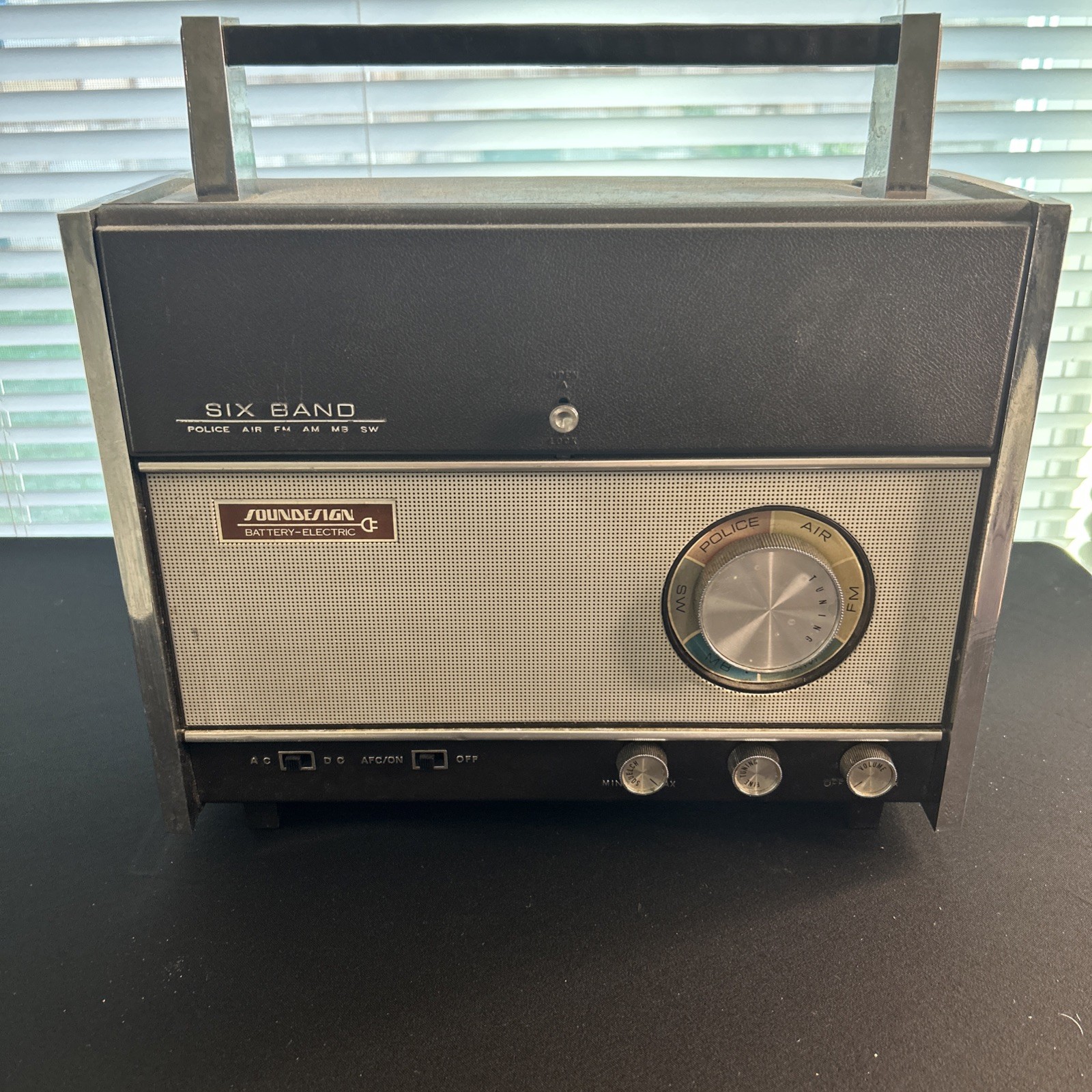 Vintage Soundesign Six Band Radio Model 2660B Working. (A)