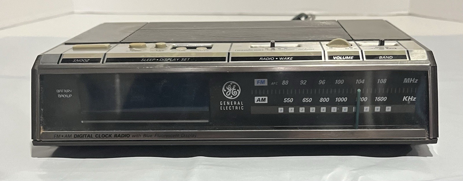General Electric GE 7-4646A Digital AM/FM Radio Alarm Clock Wood Grain
