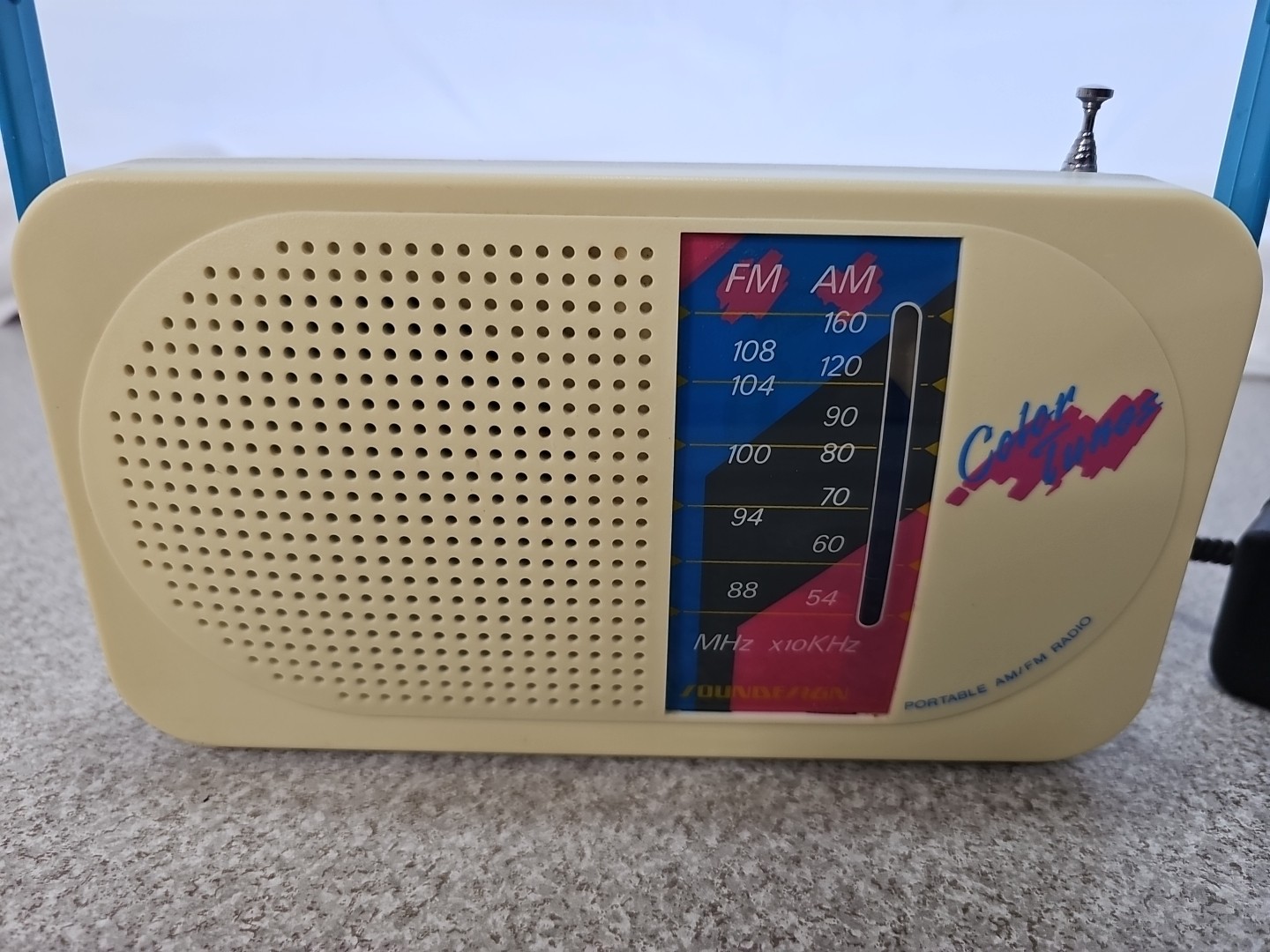 Vintage Soundesign 2204HWT AM FM Portable Radio Color Tunes Retro w/ Adapter…