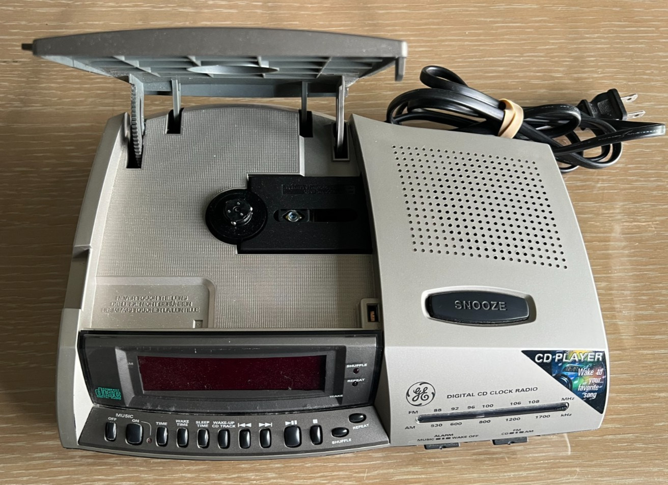 GE Digital CD Player AM/FM Radio Alarm Clock Model 7-4895A July 2000 -TESTED
