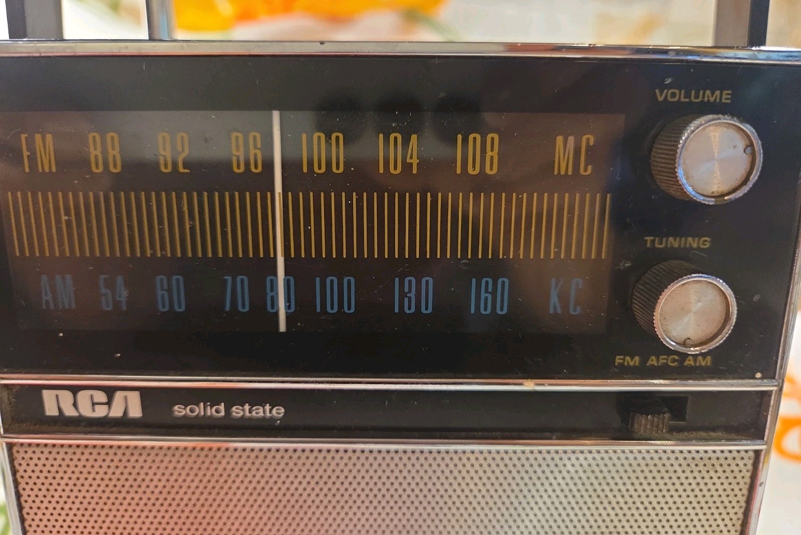 Vintage RCA AM/FM/ Solid State Table Top Radio Works w/batteries no cord