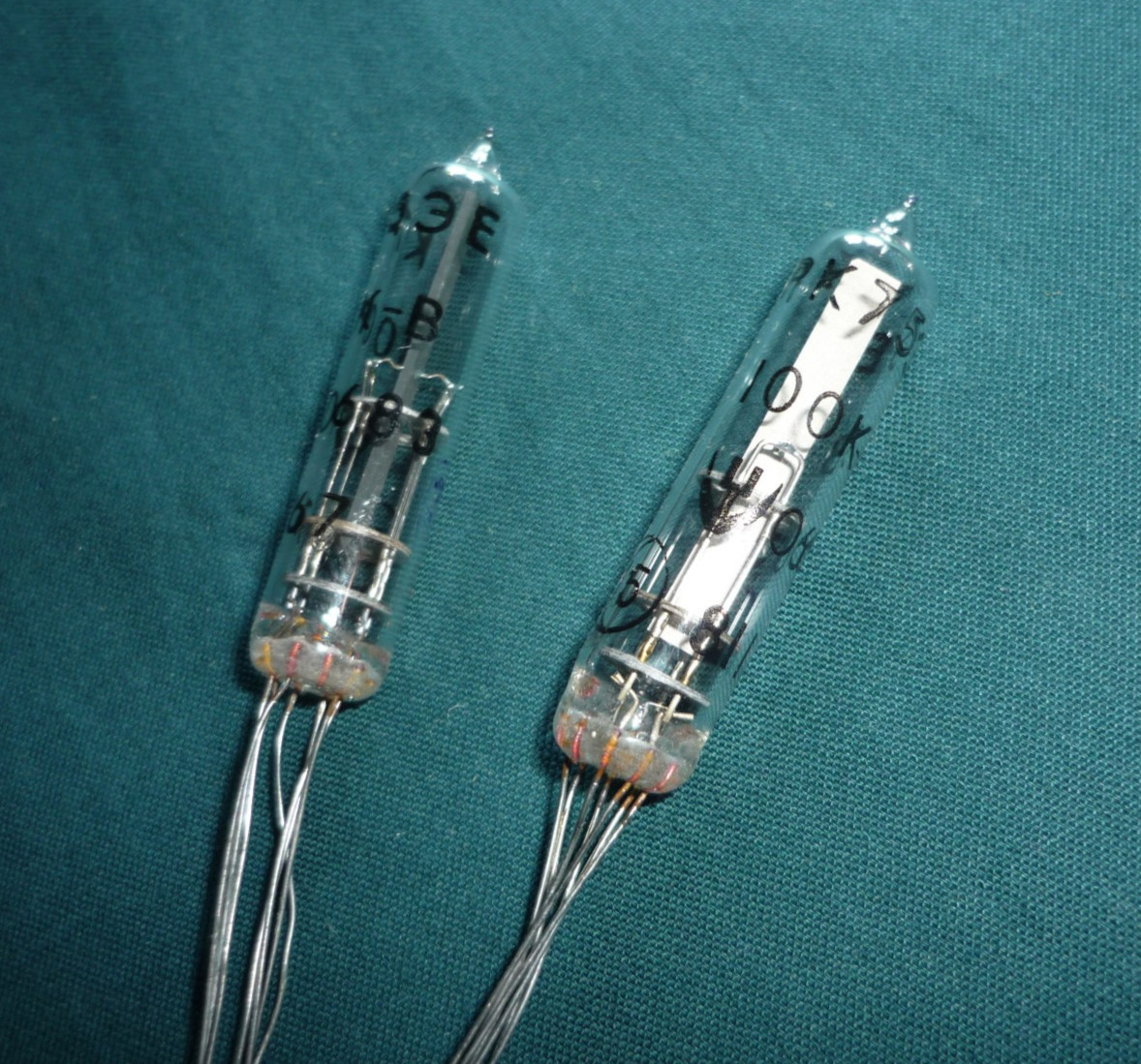 2pcs. Quartz / Crystal oscillator 100kHz Vacuum tubes NEW