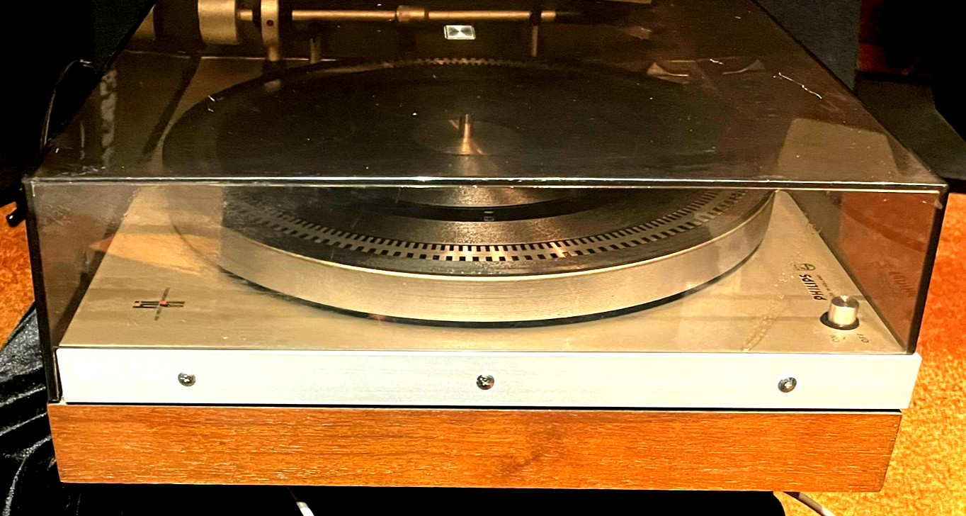 Philips GA- 212 Turntable. New Ortofon Omega 1eOne Owner. Very Good