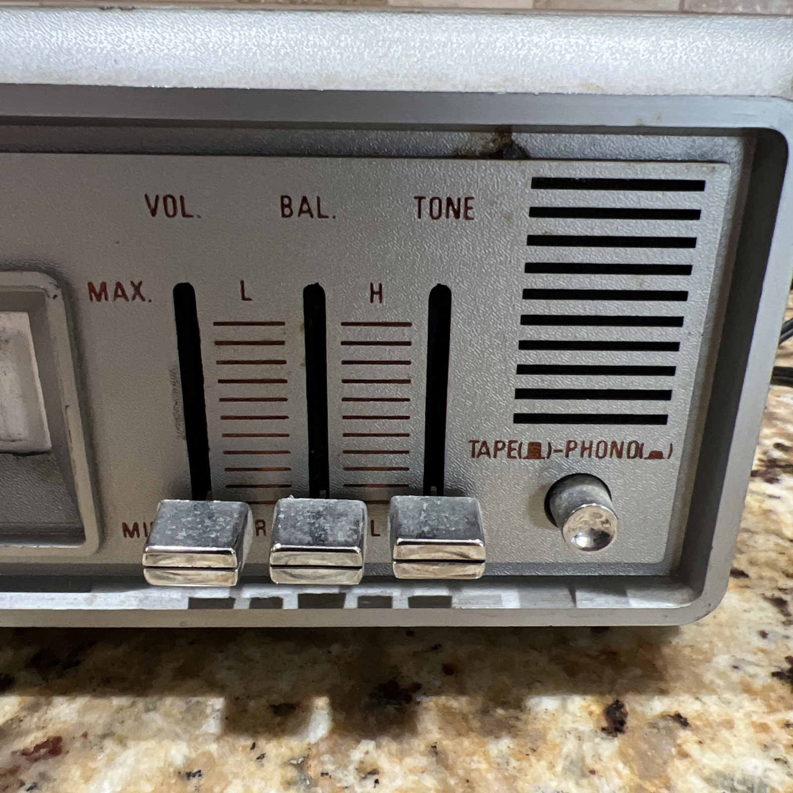 RHAPSODY MODEL NO. RY-834 VINTAGE 8-TRACK PLAYER UNTESTED IT TURNS ON FREE SHIP
