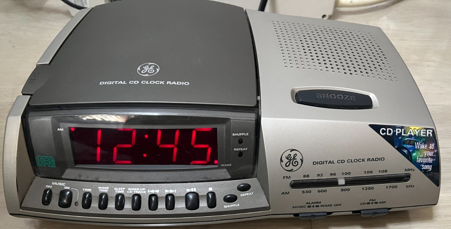 GE Digital CD Player AM/FM Radio Alarm Clock Model 7-4895A July 2000 -TESTED