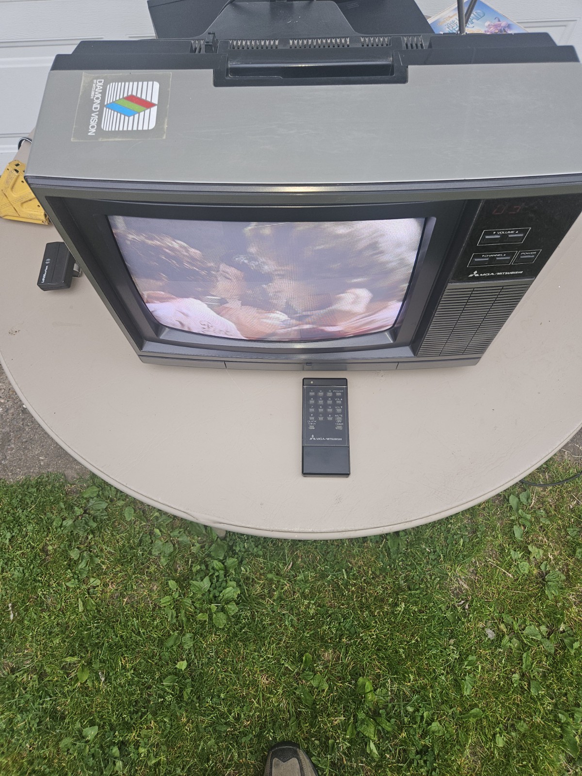 Mitsubishi 13″ CS-1342R TV for Retro Gaming With Antenna Works