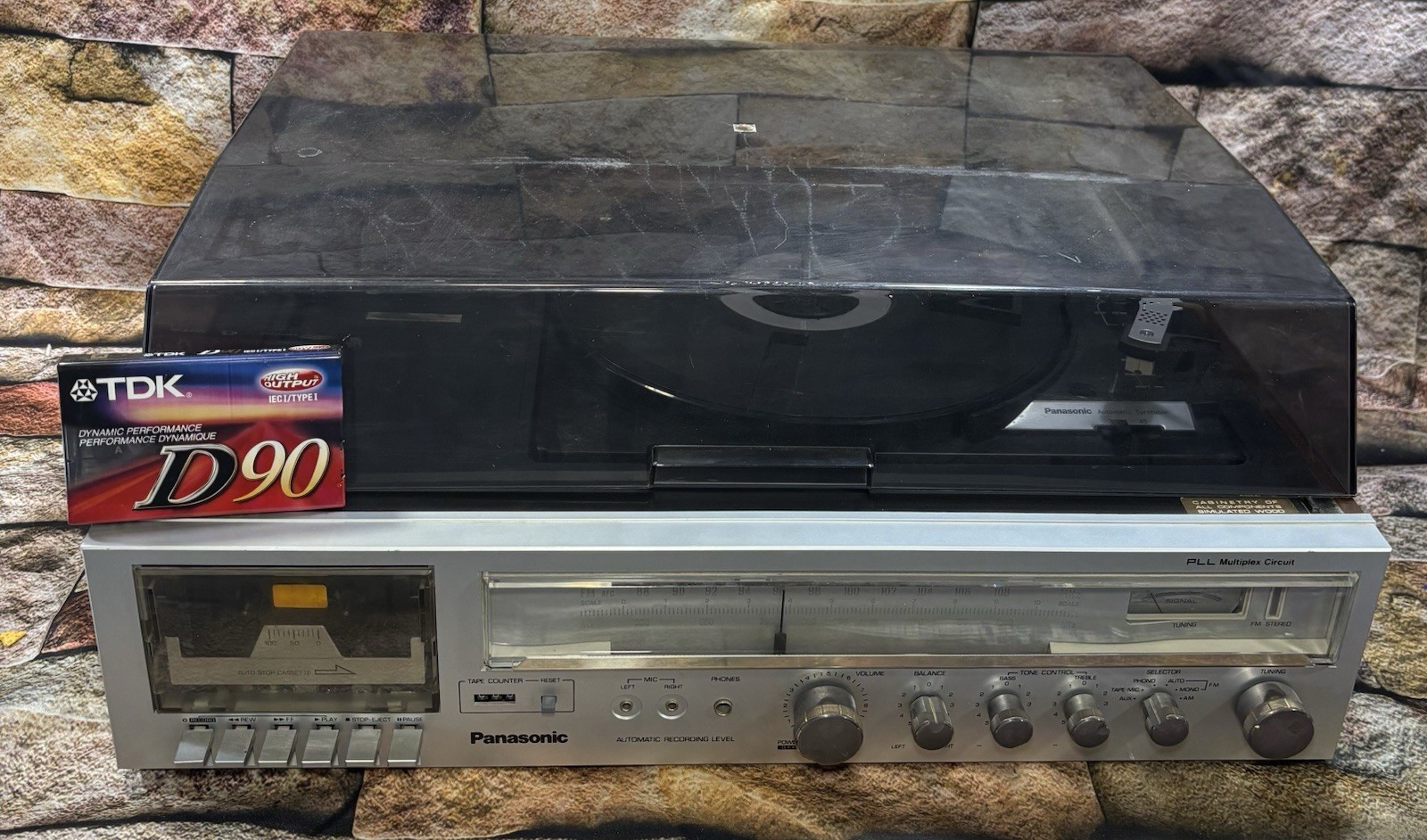 Panasonic SE-3509 Stereo with AM/FM Tuner, Vinyl Turntable and Cassette Player