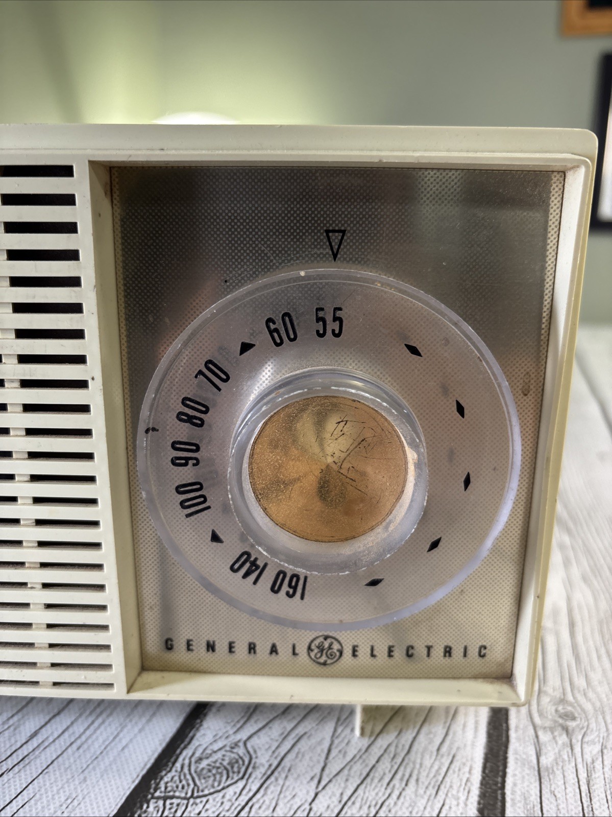 Vintage General Electric Tabletop Tube Radio Late 1950s or 1960s Sandalwood.