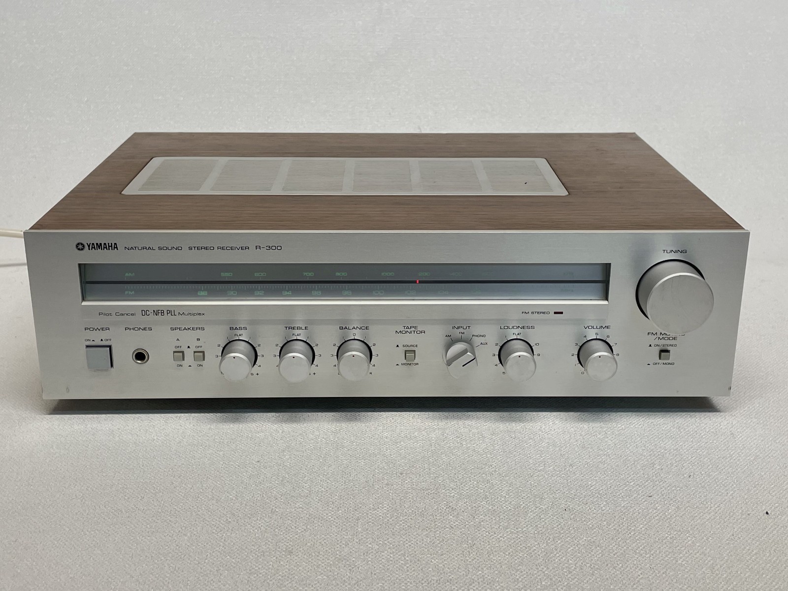 Vintage Yamaha R-300 Stereo Amplifier / Receiver with Phono Input -1980- Japan