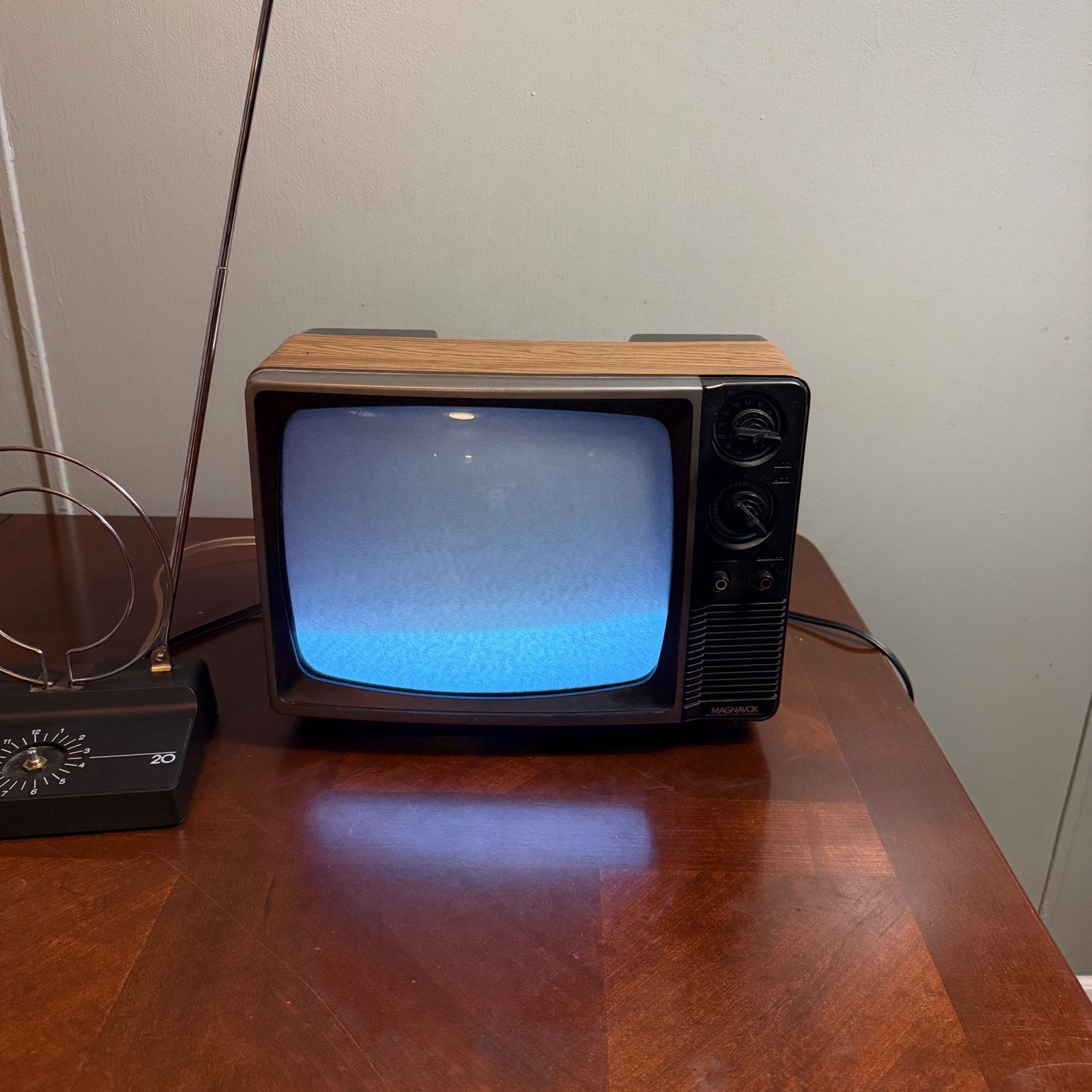 Vintage Magnavox BG3741AK01 CRT TV Retro 1986 Wood Grain Portable Television